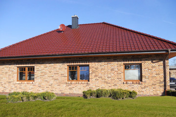 Частный дом с черепицей Piemont каштановой ангобированной