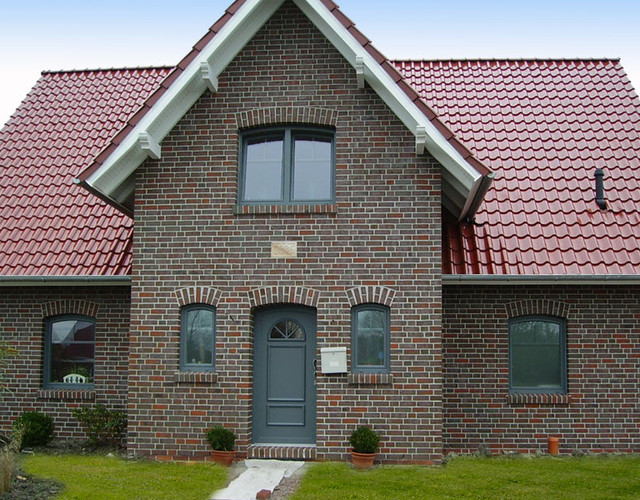 Частный дом с черепицей Bornholm Каштановая ангобированная